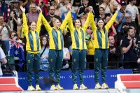 Женската щафета на Австралия на 4 по 100 метра свободен стил спечели четвърто поредно злато с нов олимпийски рекорд