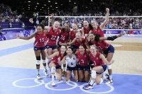Шампионът САЩ победи драматично Сърбия на волейболния турнир при жените