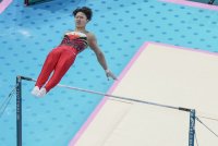 Шиносуке Оса с олимпийската титла на висилка по спортна гимнастика