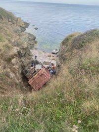 Товарен камион пропадна между скалите на Попския плаж край Царево (СНИМКИ)