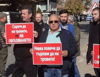 Жителите на Катуница излязоха на протест заради обгазяването