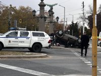 Кола се обърна по таван на "Орлов мост" в столицата (СНИМКИ)