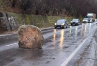 Огромен скален къс падна край Симитли по пътя за Гърция