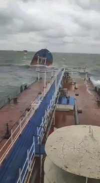 Разлив на мазут в Черно море - два руски танкера бедстват в Керченския пролив