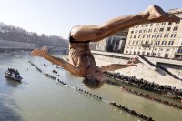 Скок в ледените води на Тибър: В Италия спазиха десетилетна традиция