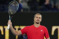 Александър Зверев продължава без загубен сет на Australian Open след успех над испанец