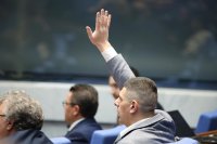 "За" и "против" еврото и съкращенията в МВР - депутатите за пореден ден разискват бюджета