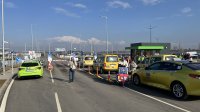 Таксиметрови шофьори блокираха входа и изхода на Терминал 2 на летище София (СНИМКИ)