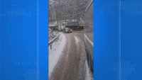 Десетки камиони и автобуси закъсаха на Подбалканския път заради снега