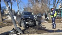 Кола се блъсна в стълб до автобусна спирка в София, има пострадали
