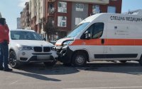 Кола се заби в линейка в София