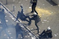 Гняв и скръб в Гърция: Протестиращи замеряха полицаите с коктейли "Молотов"