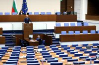 Депутати напуснаха пленарната зала, докато Костадинов чете декларация на "Възраждане"