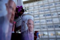 Папа Франциск е изкарал спокойна нощ в болницата в Рим