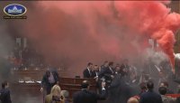 Чашата на търпението в Сърбия преля: Бой, димни бомби, бутилки и крясъци (ОБЗОР)