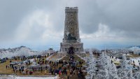 Почит към героите - мъглата и студът не спряха хиляди българи да изкачат паметния връх Шипка