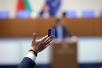 Пренареждане, разцепление и вот на недоверие - ще оцелее ли кабинетът "Желязков"?