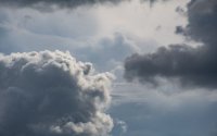 Облачно време с валежи и в понеделник