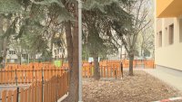 Заради забавен строеж - деца от столична градина не излизат на двора