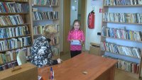 "Добрите истории": 10-годишно момиче от София дари от най-любимите си книжки на библиотеката в село Мирково
