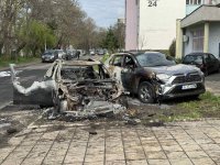 Пет автомобила горяха пред жилищен блок в Бургас (СНИМКИ и ВИДЕО)
