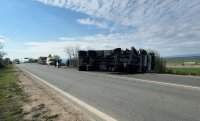 A truck overturned near Kazanlak and hampered traffic (VIDEO)