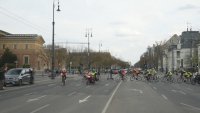 Сръбски студенти пристигнаха в Будапеща на велосипеди от Белград