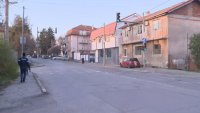 На червен светофар на пешеходна пътека: Джип за малко не помете 4 деца в квартал "Требич" (ВИДЕО)