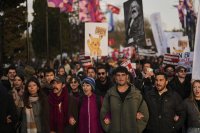 Стотици привърженици на турската опозиция отново протестираха в Истанбул срещу ареста на Имамоглу
