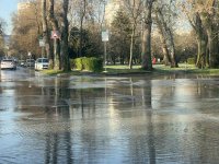 ВиК авария наводни улици и пешеходни алеи в Морската градина в Бургас (СНИМКИ и ВИДЕО)