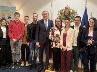 Младежи питаха социалния министър за предприетите мерки срещу вейповете и дрогата