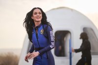 Кейти Пери пя песен на Луис Армстронг в Космоса