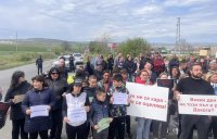 Протест в бургаския квартал "Горно Езерово" заради окаяното състояние на пътищата в района