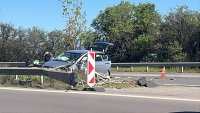 Шофьор самокатастрофира на АМ "Тракия" край София, двама души са тежко пострадали (СНИМКИ)