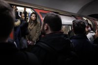 Спиране на тока наруши работата на лондонското метро