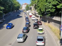 Транспортен хаос в Пловдив: Мъж заплаши да скочи от парапета над главен булевард