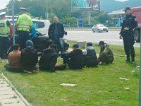 Задържаха мигранти на "Цариградско шосе" в столицата (СНИМКИ)