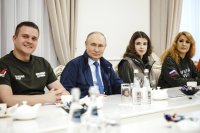 С чай и бонбони посрещнаха Путин в граничната Курска област