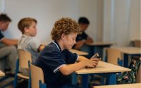Просветното министерство предлага забрана за телефоните в училище