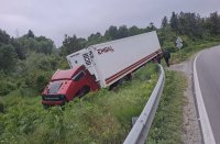 Шофьор на камион самокатастрофира на пътя Русе - Бяла
