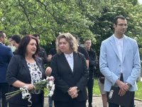 Наталия Киселова се поклони пред паметника на светите братя Кирил и Методий в Казанлък