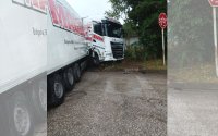 На косъм от трагедия: Вижте как тир помете бензиностанция в опит да изпревари три коли и камион