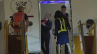 Шамар или закачка получи Макрон от съпругата си при пристигането им във Виетнам?