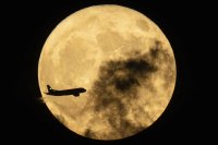 Обезщетения само при над 5 часа забавяне на полет предлагат от ЕК