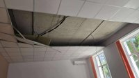Част от окачен таван в класна стая в пловдивско училище падна по време на час
