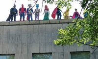 Приказни герои се спуснаха от покрива на ИСУЛ, за да оставят подаръци на онкоболни деца