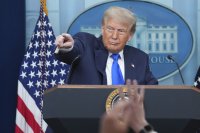 ЕС и световната търговия: Сделка с Тръмп или контрамерки?