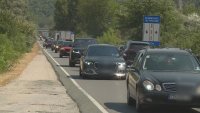 Кошмарен трафик в Кресненското дефиле - хиляди в капана на километрични задръствания