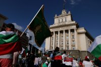 "Искаме си лева и референдума!" - протест срещу еврото се провежда в София