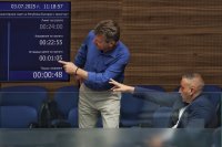 Над 3 часа дебат за третия вот на недоверие (ОБЗОР)